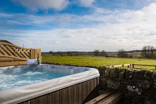 THE GRANARY AT ROTHLEY EAST SHIELD - 3.5 miles from Longwitton, sleeping 4+2
