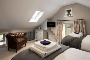 2 bedrooms, travel cot, WiFi, bed sheets