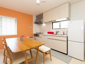 Refrigerador, microondas, placa de cocina, utensilios de cocina