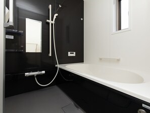 Toalettartikler (inkludert), hårføner og håndklær