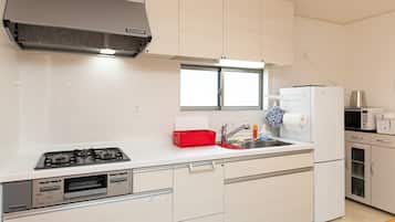 Een koelkast, een microgolfoven, een kookplaat