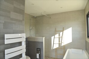 Badewanne, Haartrockner, Handtücher