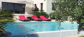 Très belle maison avec sa piscine à débordement chauffée vue sur Barjac