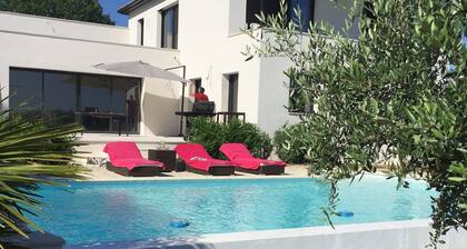 TrÚs belle maison avec sa piscine à débordement chauffée vue sur Barjac