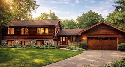 Rustic Charm: Pewaukee Lake Cabin, Sauna & Hot Tub