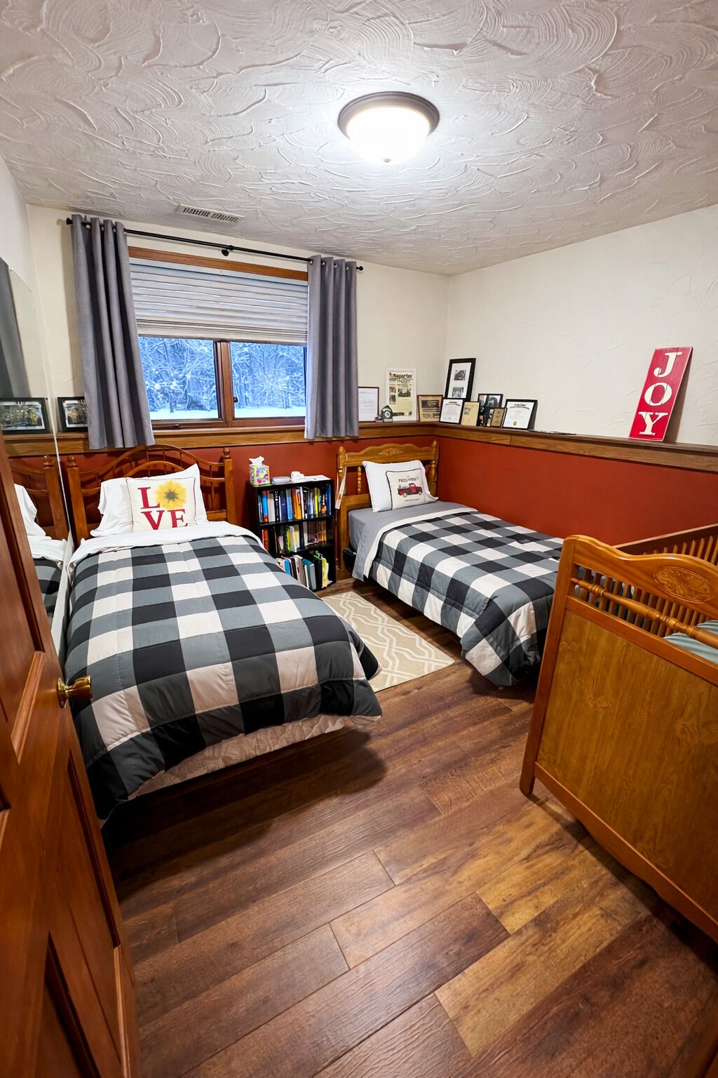 3 soverom, skrivebord, strykejern/-brett og reiseseng for barn