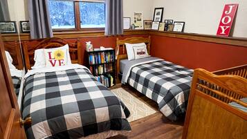 3 soverom, skrivebord, strykejern/-brett og reiseseng for barn