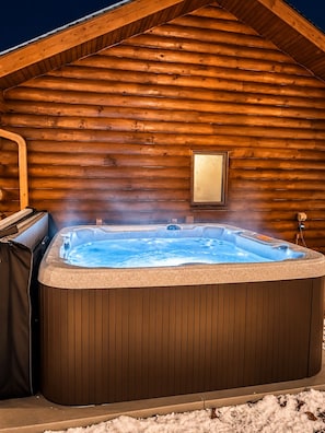 Outdoor spa tub - Rustic Charm: Pewaukee Lake Cabin, Sauna & Hot Tub (Pewaukee)