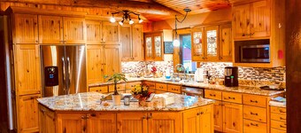 Rustic Charm: Pewaukee Lake Cabin, Sauna & Hot Tub