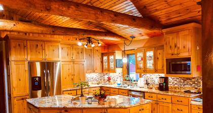Rustic Charm: Pewaukee Lake Cabin, Sauna & Hot Tub