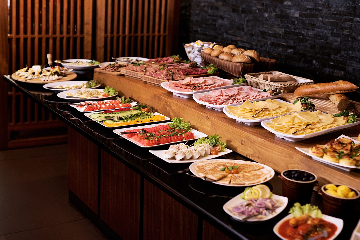 بوفيه فطور مجانًا يوميًا