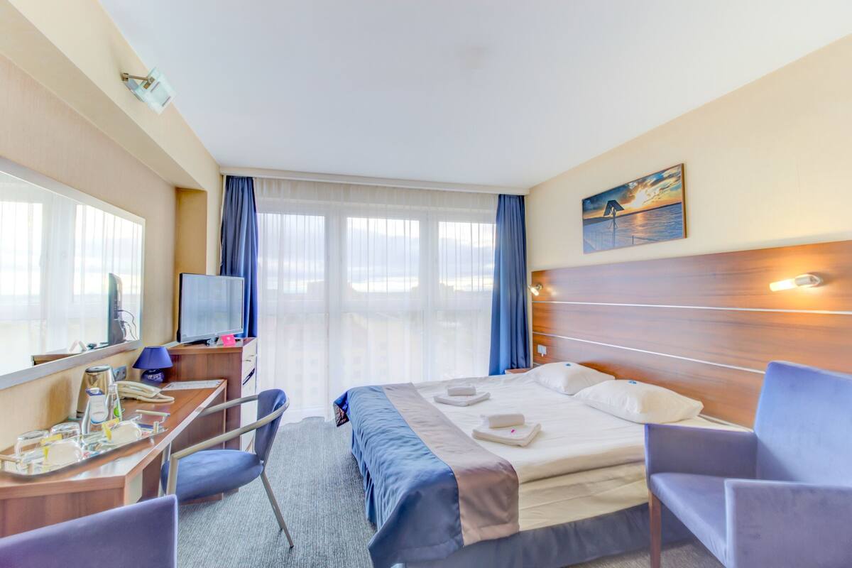 Chambre, 1 très grand lit, dans la tour