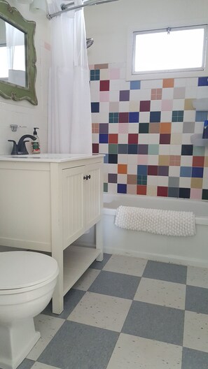 浴缸、風筒、提供毛巾、番梘