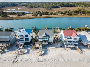 Eine Küsteneigenschaft mit Strandvillen, einem Steg und Blick auf den Ozean und Feuchtgebiete.
