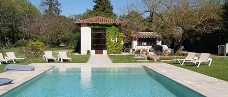 Außenpool (je nach Saison geöffnet), Liegestühle