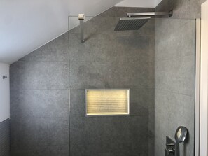 Dusch, hårtork, handdukar och tvål