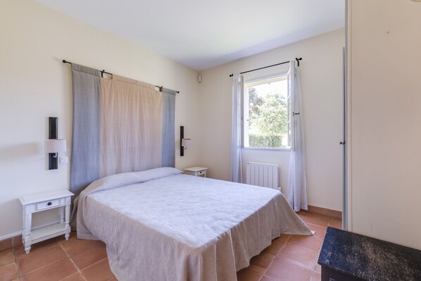 2 bedrooms, in-room safe, iron/ironing board, free WiFi