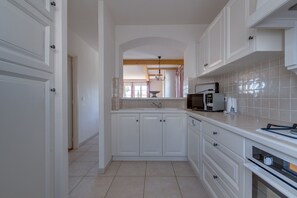 Réfrigérateur, micro-ondes, four, lave-vaisselle