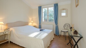 3 chambres, coffres-forts dans les chambres, fer et planche à repasser