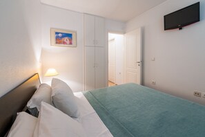 6 bedrooms, in-room safe, iron/ironing board, WiFi - Dive into nature & history (Lavrio)