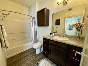Combined shower/tub, hair dryer, towels