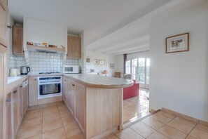 Een koelkast, een microgolfoven, een oven, een vaatwasser