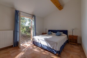 3 chambres, coffres-forts dans les chambres, fer et planche à repasser