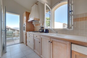 Fridge, microwave, oven, dishwasher - 3-BEDROOM APARTMENT WITH TERRACE (N°524) (La Motte)