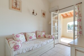 Unclassified image, 4 of 18, button - 3-BEDROOM APARTMENT WITH TERRACE (N°524) (La Motte)