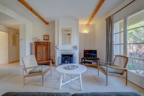 TV - 2 BEDROOM APARTMENT WITH LARGE TERRACE (N°558) (La Motte)