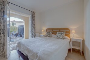 2 bedrooms, in-room safe, iron/ironing board, free WiFi