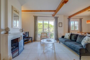 TV - 2 BEDROOM APARTMENT WITH LARGE TERRACE (N°558) (La Motte)