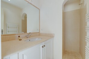Bathtub