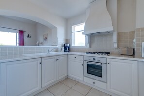 Een koelkast, een microgolfoven, een oven, een vaatwasser