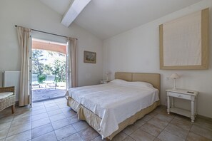 3 chambres, coffres-forts dans les chambres, fer et planche à repasser
