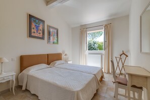 3 chambres, coffres-forts dans les chambres, fer et planche à repasser