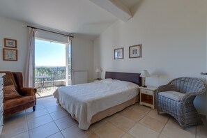 3 slaapkamers, een kluis op de kamer, een strijkplank/strijkijzer