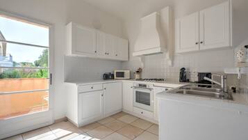 Réfrigérateur, micro-ondes, four, lave-vaisselle