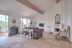 TV - 3 BEDROOM TOWNHOUSE WITH GARDEN (N°527) (La Motte)
