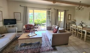 TV - 3 BEDROOM TOWNHOUSE WITH GARDEN (N°528) (La Motte)