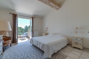 3 chambres, coffre-fort, fer et planche à repasser