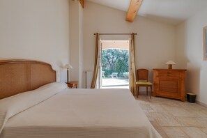 3 bedrooms, in-room safe, iron/ironing board, free WiFi