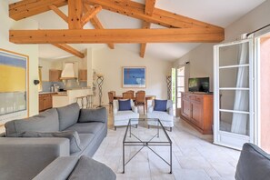 TV - 3 BEDROOM TOWNHOUSE WITH GARDEN (N°530) (La Motte)