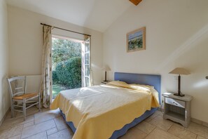 3 chambres, coffre-fort, fer et planche à repasser