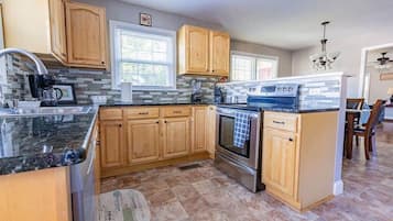 Fridge, oven, stovetop, dishwasher