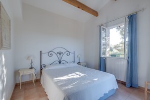 3 chambres, coffres-forts dans les chambres, fer et planche Ă repasser