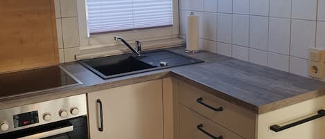 Køleskab, mikrobølgeovn, kogeplade, opvaskemaskine