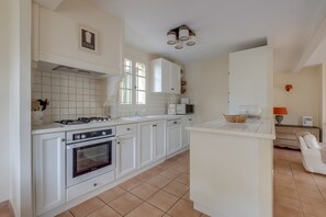 Réfrigérateur, micro-ondes, four, lave-vaisselle