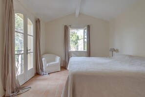 3 bedrooms, in-room safe, iron/ironing board, free WiFi