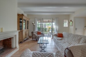 TV - 3-BEDROOM TOWNHOUSE WITH GARDEN (N°414) (La Motte)
